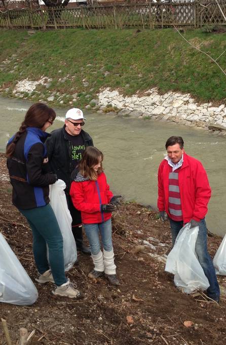 
Predsednik republike Borut Pahor se je danes v Velenju udeležil tradicionalne spomladanske čistilne akcije.